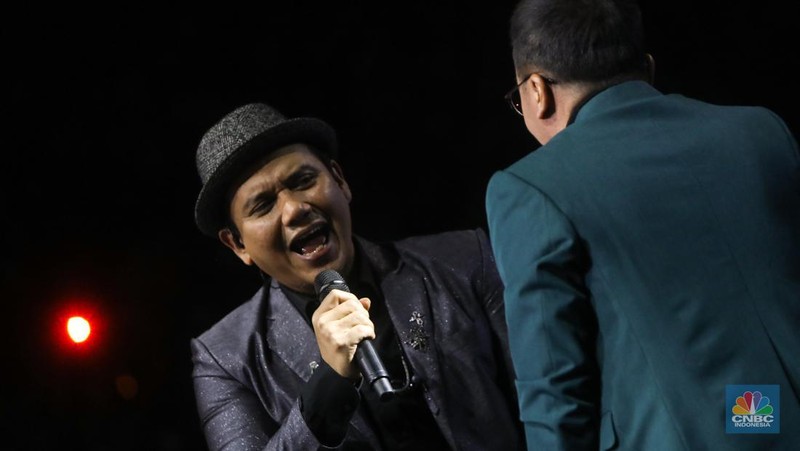 Ari Lasso saat tampil Allo Bank Festival 2022 di Istora Senayan, Jakarta, Sabtu (21/5/2022). Allo Bank Festival pada hari kedua menampilkan berbagai musisi Indonesia dan Korean POP seperti Red Velvet, Bunga Citra Lestari, Krisdayanti dan Padi Reborn. (CNBC Indonesia/ Andrean Kristianto)