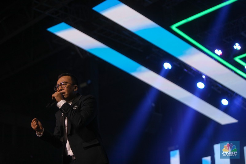 Ari Lasso di Allo Bank Festival 2022 Ari Lasso saat tampil Allo Bank Festival 2022 di Istora Senayan, Jakarta, Sabtu (21/5/2022). Allo Bank Festival pada hari kedua menampilkan berbagai musisi Indonesia dan Korean POP seperti Red Velvet, Bunga Citra Lestari, Krisdayanti dan Padi Reborn. (CNBC Indonesia/ Andrean Kristianto)