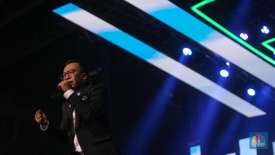 Ari Lasso saat tampil Allo Bank Festival 2022 di Istora Senayan, Jakarta, Sabtu (21/5/2022). Allo Bank Festival pada hari kedua menampilkan berbagai musisi Indonesia dan Korean POP seperti Red Velvet, Bunga Citra Lestari, Krisdayanti dan Padi Reborn. (CNBC Indonesia/ Andrean Kristianto)