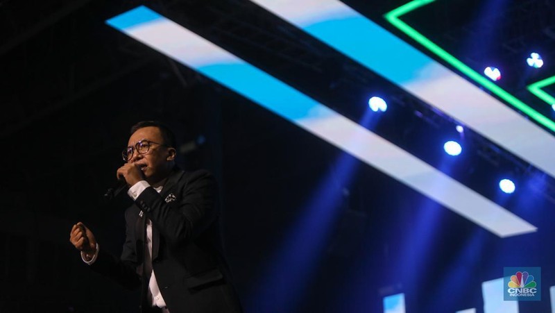 Ari Lasso saat tampil Allo Bank Festival 2022 di Istora Senayan, Jakarta, Sabtu (21/5/2022). Allo Bank Festival pada hari kedua menampilkan berbagai musisi Indonesia dan Korean POP seperti Red Velvet, Bunga Citra Lestari, Krisdayanti dan Padi Reborn. (CNBC Indonesia/ Andrean Kristianto)
