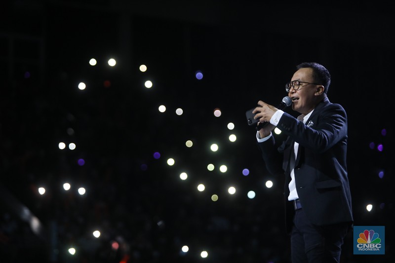 Ari Lasso saat tampil Allo Bank Festival 2022 di Istora Senayan, Jakarta, Sabtu (21/5/2022). Allo Bank Festival pada hari kedua menampilkan berbagai musisi Indonesia dan Korean POP seperti Red Velvet, Bunga Citra Lestari, Krisdayanti dan Padi Reborn. (CNBC Indonesia/ Andrean Kristianto)