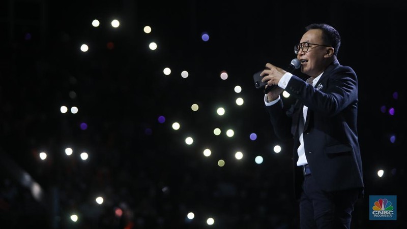 Ari Lasso saat tampil Allo Bank Festival 2022 di Istora Senayan, Jakarta, Sabtu (21/5/2022). Allo Bank Festival pada hari kedua menampilkan berbagai musisi Indonesia dan Korean POP seperti Red Velvet, Bunga Citra Lestari, Krisdayanti dan Padi Reborn. (CNBC Indonesia/ Andrean Kristianto)