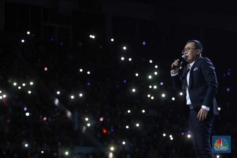 Ari Lasso saat tampil Allo Bank Festival 2022 di Istora Senayan, Jakarta, Sabtu (21/5/2022). Allo Bank Festival pada hari kedua menampilkan berbagai musisi Indonesia dan Korean POP seperti Red Velvet, Bunga Citra Lestari, Krisdayanti dan Padi Reborn. (CNBC Indonesia/ Andrean Kristianto)