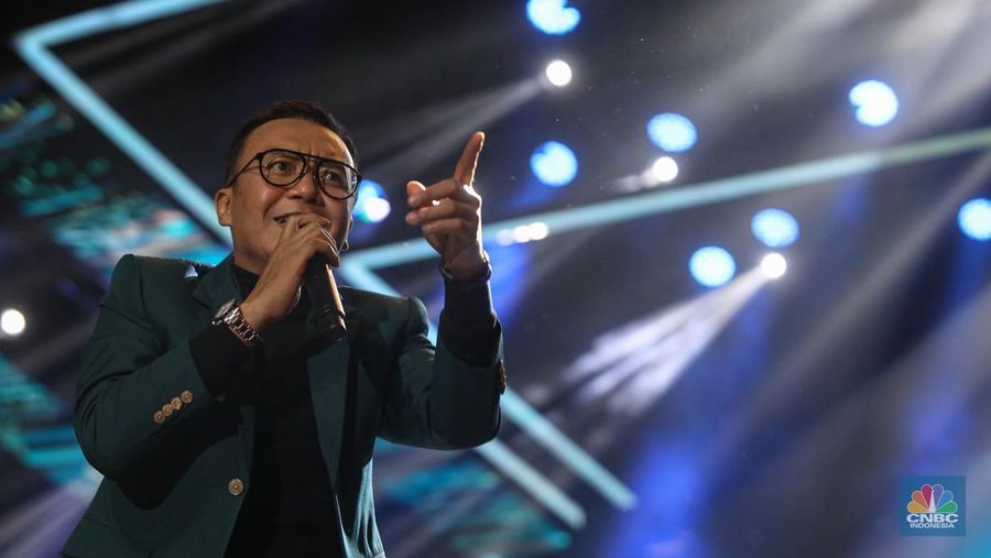 Ari Lasso saat tampil Allo Bank Festival 2022 di Istora Senayan, Jakarta, Sabtu (21/5/2022). Allo Bank Festival pada hari kedua menampilkan berbagai musisi Indonesia dan Korean POP seperti Red Velvet, Bunga Citra Lestari, Krisdayanti dan Padi Reborn. (CNBC Indonesia/ Andrean Kristianto)