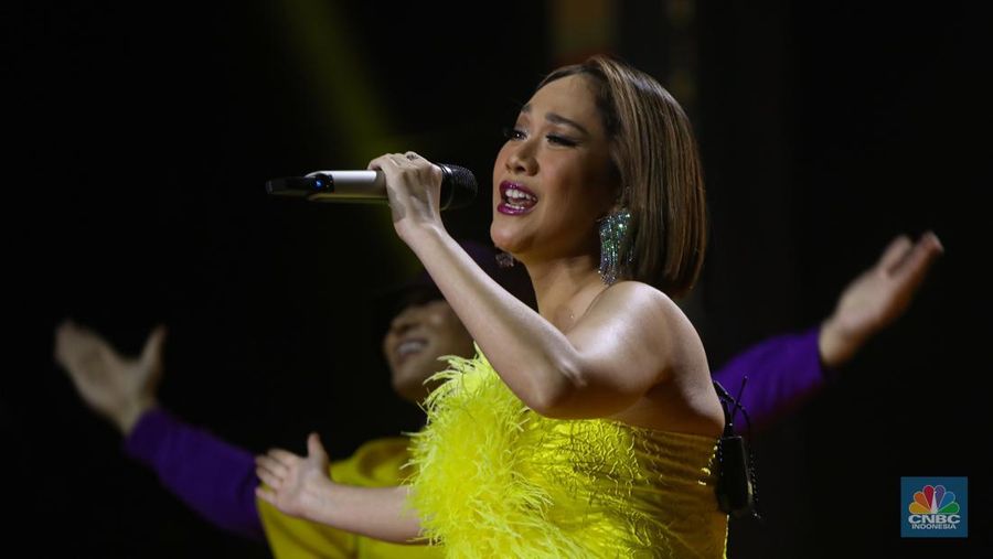 Bunga Citra Lestari saat tampil dalam acara Allo Bank Festival 2022 di Istora Senayan, Jakarta, Sabtu (21/5/2022). Allo Bank Festival pada hari kedua menampilkan berbagai musisi Indonesia dan Korean POP seperti Red Velvet, Ari Lasso, Krisdayanti dan Padi Reborn. (CNBC Indonesia/ Andrean Kristianto)