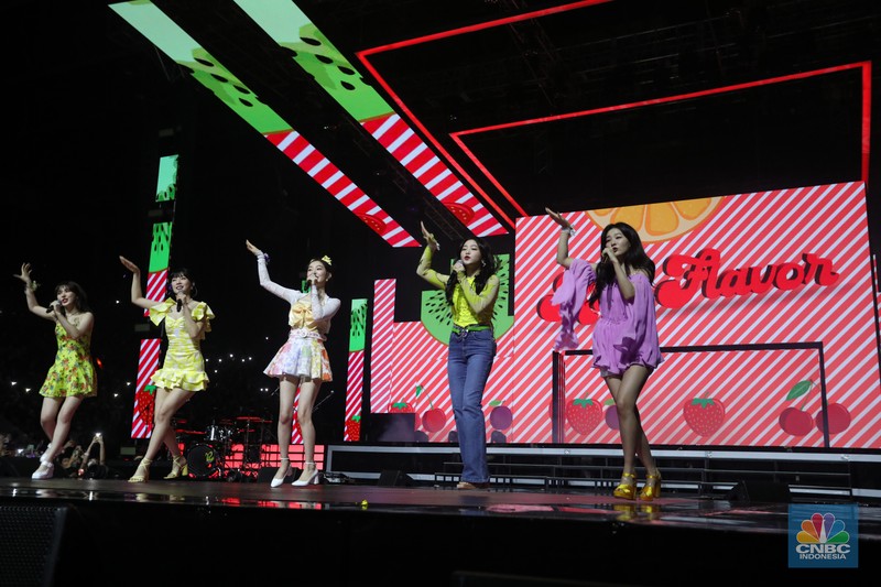 Girl Band asal Korea Selatan Red Velvet tampil dalam acara Allo Bank Festival di Istora Senayan, Jakarta, Sabtu (21/5/2022). Allo Bank Festival pada hari kedua menampilkan berbagai musisi Indonesia dan Korean POP seperti Red Velvet, Bunga Citra Lestari, Ari Lasso dan Padi Reborn. (CNBC Indonesia/ Andrean Kristianto)