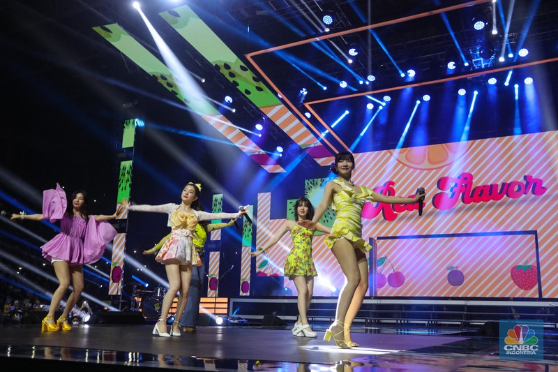 Girl Band asal Korea Selatan Red Velvet tampil dalam acara Allo Bank Festival di Istora Senayan, Jakarta, Sabtu (21/5/2022). Allo Bank Festival pada hari kedua menampilkan berbagai musisi Indonesia dan Korean POP seperti Red Velvet, Bunga Citra Lestari, Ari Lasso dan Padi Reborn. (CNBC Indonesia/ Andrean Kristianto)