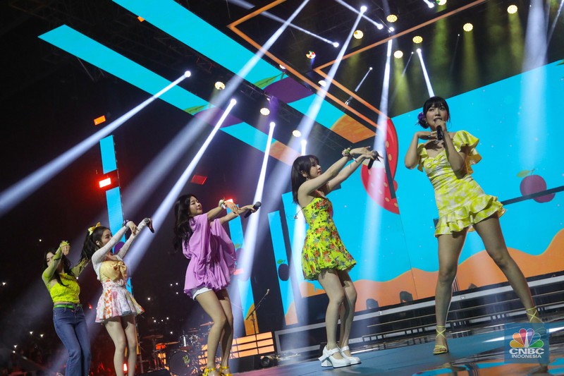 Girl Band asal Korea Selatan Red Velvet tampil dalam acara Allo Bank Festival di Istora Senayan, Jakarta, Sabtu (21/5/2022). Allo Bank Festival pada hari kedua menampilkan berbagai musisi Indonesia dan Korean POP seperti Red Velvet, Bunga Citra Lestari, Ari Lasso dan Padi Reborn. (CNBC Indonesia/ Andrean Kristianto)