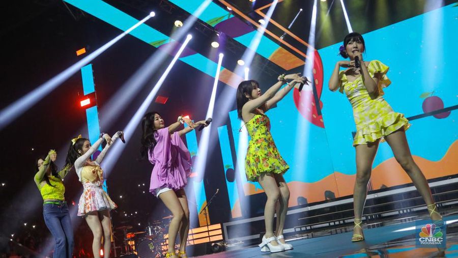 Girl Band asal Korea Selatan Red Velvet tampil dalam acara Allo Bank Festival di Istora Senayan, Jakarta, Sabtu (21/5/2022). Allo Bank Festival pada hari kedua menampilkan berbagai musisi Indonesia dan Korean POP seperti Red Velvet, Bunga Citra Lestari, Ari Lasso dan Padi Reborn. (CNBC Indonesia/ Andrean Kristianto)