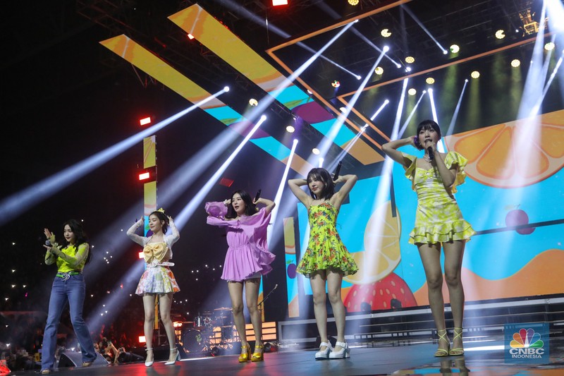 Girl Band asal Korea Selatan Red Velvet di Allo Bank Festival 2022 Girl Band asal Korea Selatan Red Velvet tampil dalam acara Allo Bank Festival di Istora Senayan, Jakarta, Sabtu (21/5/2022). Allo Bank Festival pada hari kedua menampilkan berbagai musisi Indonesia dan Korean POP seperti Red Velvet, Bunga Citra Lestari, Ari Lasso dan Padi Reborn. (CNBC Indonesia/ Andrean Kristianto)