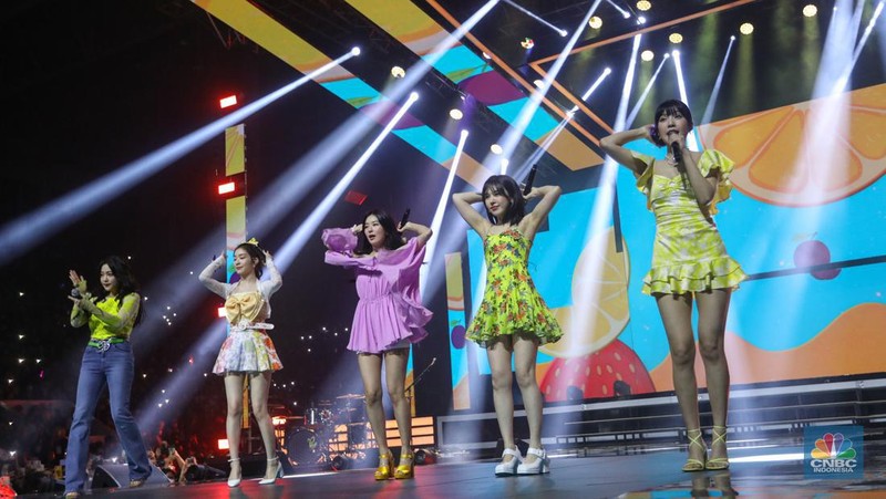 Girl Band asal Korea Selatan Red Velvet tampil dalam acara Allo Bank Festival di Istora Senayan, Jakarta, Sabtu (21/5/2022). Allo Bank Festival pada hari kedua menampilkan berbagai musisi Indonesia dan Korean POP seperti Red Velvet, Bunga Citra Lestari, Ari Lasso dan Padi Reborn. (CNBC Indonesia/ Andrean Kristianto)