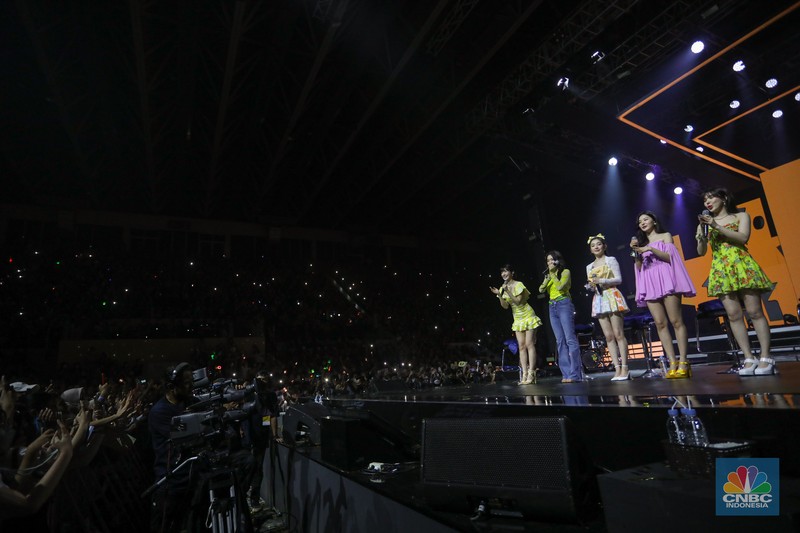 Girl Band asal Korea Selatan Red Velvet di Allo Bank Festival 2022 Girl Band asal Korea Selatan Red Velvet tampil dalam acara Allo Bank Festival di Istora Senayan, Jakarta, Sabtu (21/5/2022). Allo Bank Festival pada hari kedua menampilkan berbagai musisi Indonesia dan Korean POP seperti Red Velvet, Bunga Citra Lestari, Ari Lasso dan Padi Reborn. (CNBC Indonesia/ Andrean Kristianto)