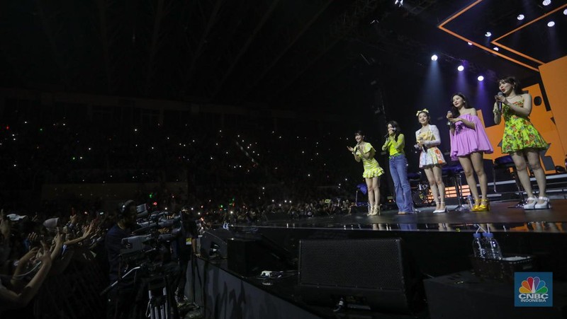 Girl Band asal Korea Selatan Red Velvet tampil dalam acara Allo Bank Festival di Istora Senayan, Jakarta, Sabtu (21/5/2022). Allo Bank Festival pada hari kedua menampilkan berbagai musisi Indonesia dan Korean POP seperti Red Velvet, Bunga Citra Lestari, Ari Lasso dan Padi Reborn. (CNBC Indonesia/ Andrean Kristianto)