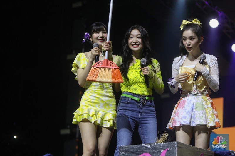 Girl Band asal Korea Selatan Red Velvet di Allo Bank Festival 2022 Girl Band asal Korea Selatan Red Velvet tampil dalam acara Allo Bank Festival di Istora Senayan, Jakarta, Sabtu (21/5/2022). Allo Bank Festival pada hari kedua menampilkan berbagai musisi Indonesia dan Korean POP seperti Red Velvet, Bunga Citra Lestari, Ari Lasso dan Padi Reborn. (CNBC Indonesia/ Andrean Kristianto)