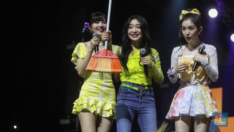Girl Band asal Korea Selatan Red Velvet tampil dalam acara Allo Bank Festival di Istora Senayan, Jakarta, Sabtu (21/5/2022). Allo Bank Festival pada hari kedua menampilkan berbagai musisi Indonesia dan Korean POP seperti Red Velvet, Bunga Citra Lestari, Ari Lasso dan Padi Reborn. (CNBC Indonesia/ Andrean Kristianto)