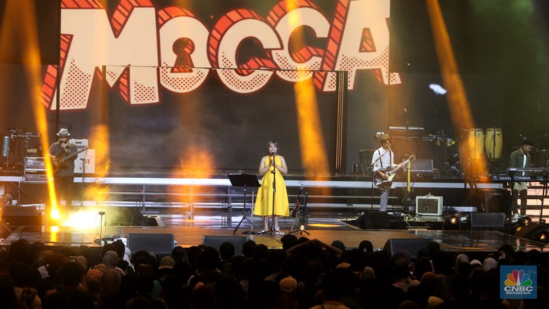 Grup band Mocca tampil dalam acara Allo Bank Festival 2022 hari ke-3 di Istora Senayan, Minggu (22/5/2022). (CNBC Indonesia/Andrean Kristianto) Grup band Mocca tampil dalam acara Allo Bank Festival 2022 hari ke-3 di Istora Senayan, Minggu (22/5/2022). (CNBC Indonesia/Andrean Kristianto)
