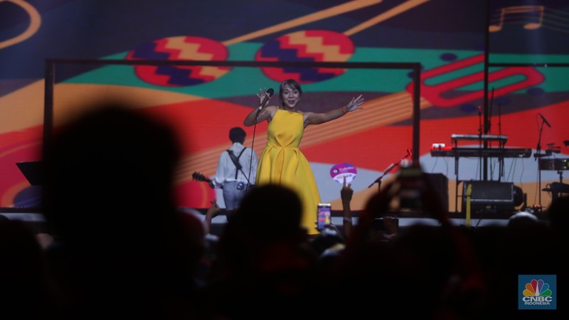 Grup band Mocca tampil dalam acara Allo Bank Festival 2022 hari ke-3 di Istora Senayan, Minggu (22/5/2022). (CNBC Indonesia/Andrean Kristianto) Grup band Mocca tampil dalam acara Allo Bank Festival 2022 hari ke-3 di Istora Senayan, Minggu (22/5/2022). (CNBC Indonesia/Andrean Kristianto)