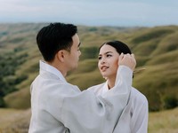 Foto Pakai Hanbok, Suami Maudy Ayunda Oppa Korea?