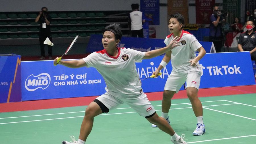 Pebulutangkis Indonesia Apriyani Rahayu (kanan) dan Siti Fadia Silva Ramadhanti merayakan kemenangannya setelah mengalahkan Benyapa Aimsaard dan Nuntakarn Aimsaard dari Thailand pada pertandingan final bulu tangkis ganda putri pada SEA Games ke-31 di Bac Giang, Vietnam, Minggu, 22 Mei 2022. (AP/Achmad Ibrahim)