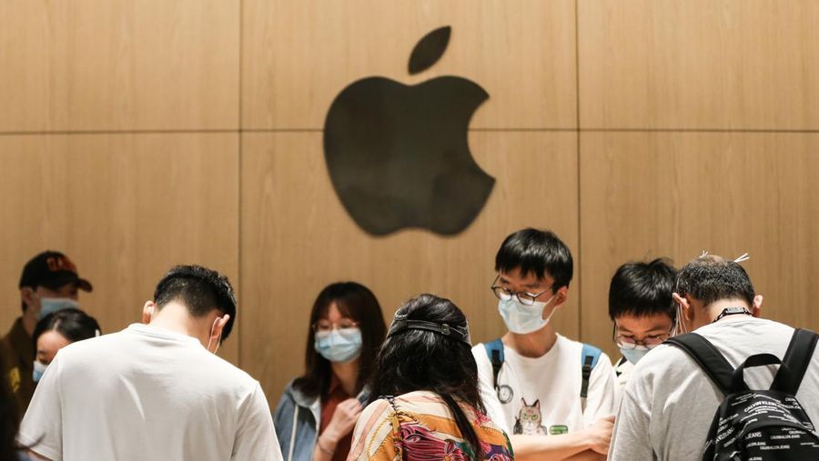 Pelanggan mencoba produk Apple di dalam toko Apple baru di Wuhan International Plaza pada 21 Mei 2022 di Wuhan, Provinsi Hubei, Tiongkok. (VCG via Getty Images)