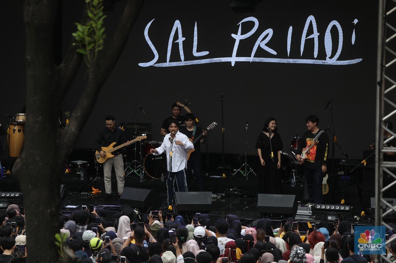 Grup band Mocca tampil dalam acara Allo Bank Festival 2022 hari ke-3 di Istora Senayan, Minggu (22/5/2022). (CNBC Indonesia/Andrean Kristianto) Grup band Mocca tampil dalam acara Allo Bank Festival 2022 hari ke-3 di Istora Senayan, Minggu (22/5/2022). (CNBC Indonesia/Andrean Kristianto)