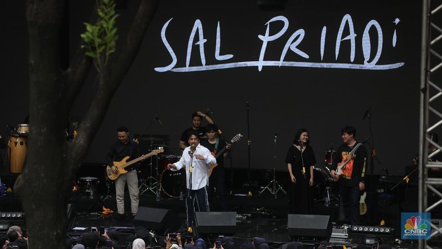 Grup band Mocca tampil dalam acara Allo Bank Festival 2022 hari ke-3 di Istora Senayan, Minggu (22/5/2022). (CNBC Indonesia/Andrean Kristianto)