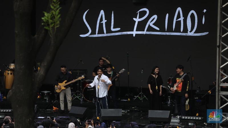 Grup band Mocca tampil dalam acara Allo Bank Festival 2022 hari ke-3 di Istora Senayan, Minggu (22/5/2022). (CNBC Indonesia/Andrean Kristianto)