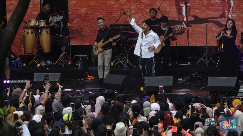 Grup band Mocca tampil dalam acara Allo Bank Festival 2022 hari ke-3 di Istora Senayan, Minggu (22/5/2022). (CNBC Indonesia/Andrean Kristianto) Grup band Mocca tampil dalam acara Allo Bank Festival 2022 hari ke-3 di Istora Senayan, Minggu (22/5/2022). (CNBC Indonesia/Andrean Kristianto)