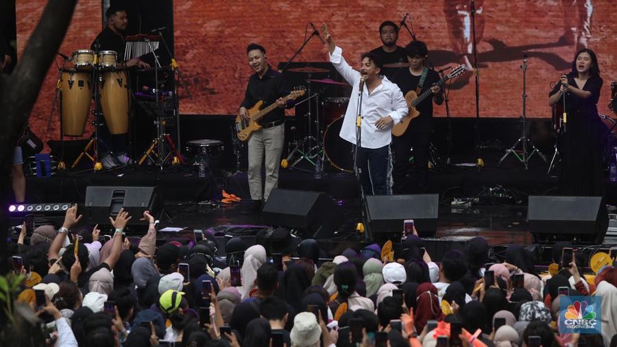 Grup band Mocca tampil dalam acara Allo Bank Festival 2022 hari ke-3 di Istora Senayan, Minggu (22/5/2022). (CNBC Indonesia/Andrean Kristianto)