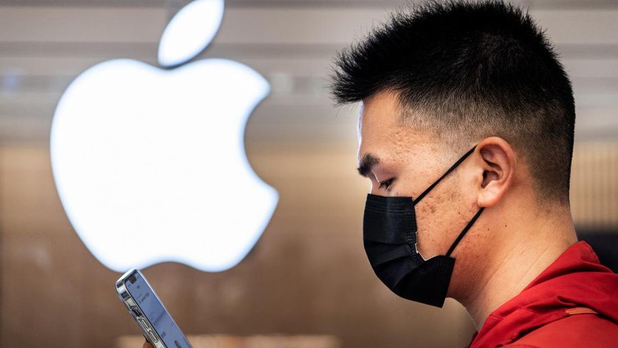 Seorang pelanggan China melihat telepon pada pembukaan resmi Apple Store baru di Wuhan International Plaza, Wuhan. (SOPA Images/LightRocket via Gett)