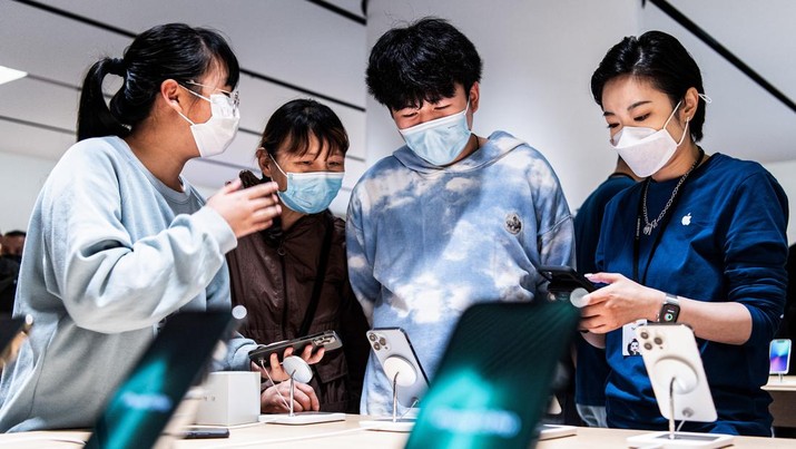 Staf dan pelanggan Apple terlihat pada pembukaan resmi Apple Store baru di Wuhan International Plaza, Wuhan. (LightRocket via Getty Images) Staf dan pelanggan Apple terlihat pada pembukaan resmi Apple Store baru di Wuhan International Plaza, Wuhan. (LightRocket via Getty Images)