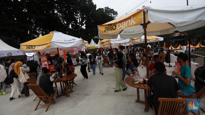 Grup band Mocca tampil dalam acara Allo Bank Festival 2022 hari ke-3 di Istora Senayan, Minggu (22/5/2022). (CNBC Indonesia/Andrean Kristianto)