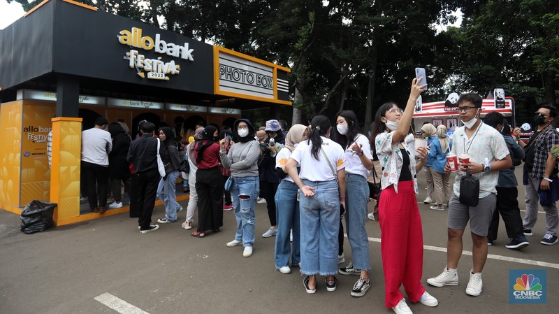 Grup band Mocca tampil dalam acara Allo Bank Festival 2022 hari ke-3 di Istora Senayan, Minggu (22/5/2022). (CNBC Indonesia/Andrean Kristianto) Grup band Mocca tampil dalam acara Allo Bank Festival 2022 hari ke-3 di Istora Senayan, Minggu (22/5/2022). (CNBC Indonesia/Andrean Kristianto)