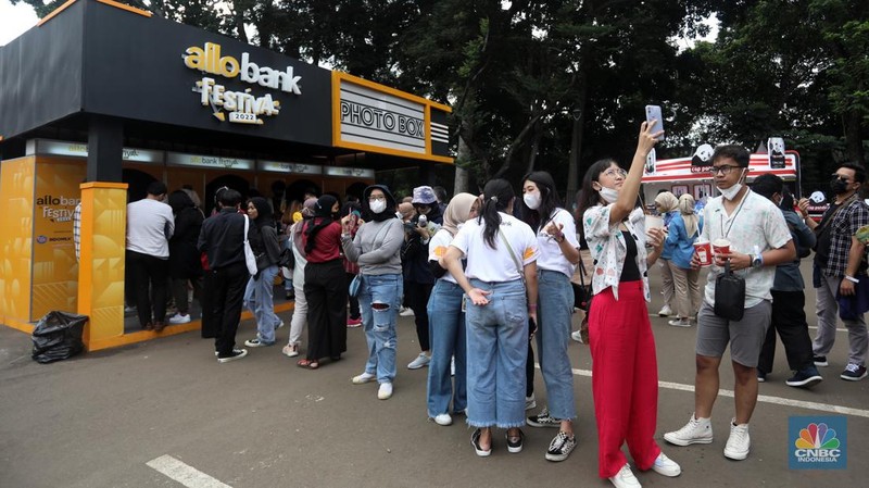 Grup band Mocca tampil dalam acara Allo Bank Festival 2022 hari ke-3 di Istora Senayan, Minggu (22/5/2022). (CNBC Indonesia/Andrean Kristianto)
