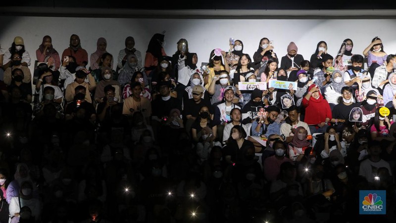 Girl Band asal Korea Selatan Red Velvet tampil dalam acara Allo Bank Festival di Istora Senayan, Jakarta, Sabtu (21/5/2022). Allo Bank Festival pada hari kedua menampilkan berbagai musisi Indonesia dan Korean POP seperti Red Velvet, Bunga Citra Lestari, Ari Lasso dan Padi Reborn. (CNBC Indonesia/ Andrean Kristianto)