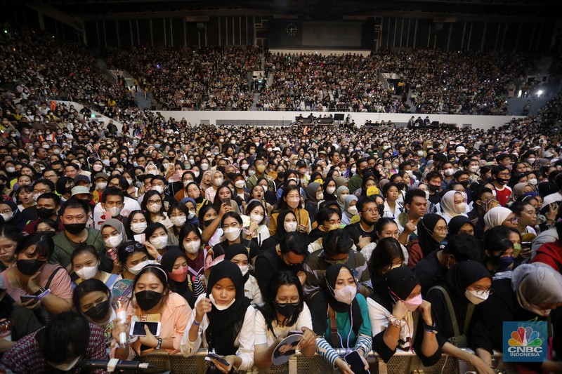 Girl Band asal Korea Selatan Red Velvet di Allo Bank Festival 2022 Girl Band asal Korea Selatan Red Velvet tampil dalam acara Allo Bank Festival di Istora Senayan, Jakarta, Sabtu (21/5/2022). Allo Bank Festival pada hari kedua menampilkan berbagai musisi Indonesia dan Korean POP seperti Red Velvet, Bunga Citra Lestari, Ari Lasso dan Padi Reborn. (CNBC Indonesia/ Andrean Kristianto)