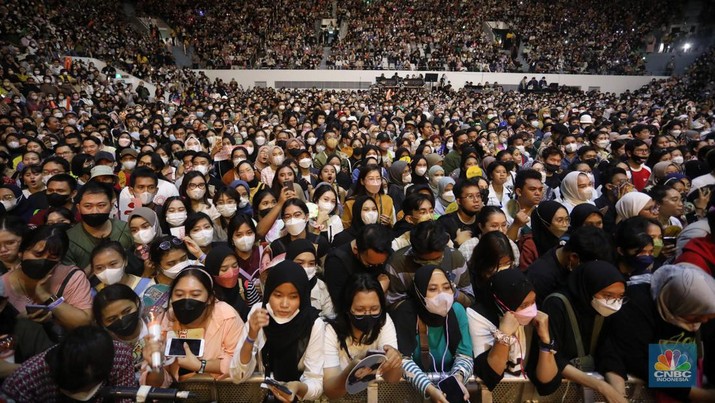 Suasana penonton Allo Bank Festival 2022 hari ke-2 Suasana penonton Allo Bank Festival 2022 hari ke-2 di Istora Senayan, Jakarta, Sabtu (21/5/2022). Allo Bank Festival pada hari kedua menampilkan berbagai musisi Indonesia dan Korean POP seperti Red Velvet, Bunga Citra Lestari, Ari Lasso dan Padi Reborn. (CNBC Indonesia/ Andrean Kristianto)