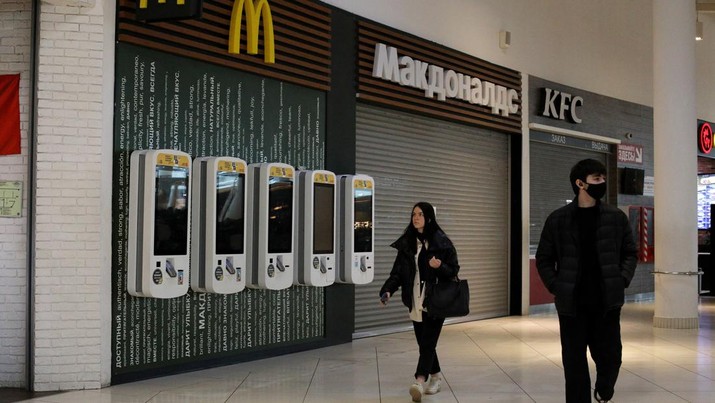 McDonald's tutup di Moskow Logo restoran McDonald's yang ditutup di pusat perbelanjaan Aviapark di Moskow, (18/3/2022). (Photo by ---/picture alliance via Getty Images)