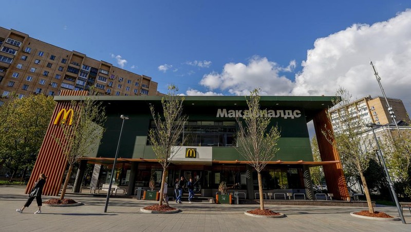 MOSCOW, RUSSIA - MAY 16: A view of McDonald's restaurant serving in the capital Moscow of Russia on May 16 2022. US fast food restaurant chain McDonald's has announced that it will exit the Russian market, where it has been operating for more than 30 years. (Photo by Sefa Karacan/Anadolu Agency via Getty Images)
