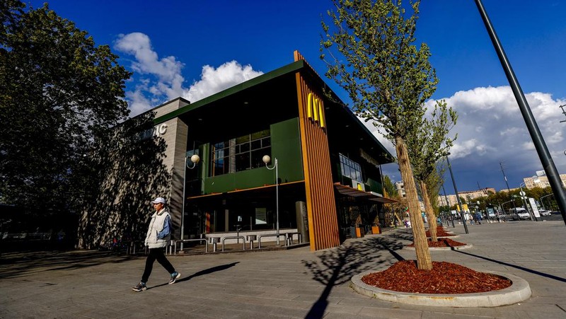 MOSCOW, RUSSIA - MAY 16: A view of McDonald's restaurant serving in the capital Moscow of Russia on May 16 2022. US fast food restaurant chain McDonald's has announced that it will exit the Russian market, where it has been operating for more than 30 years. (Photo by Sefa Karacan/Anadolu Agency via Getty Images)