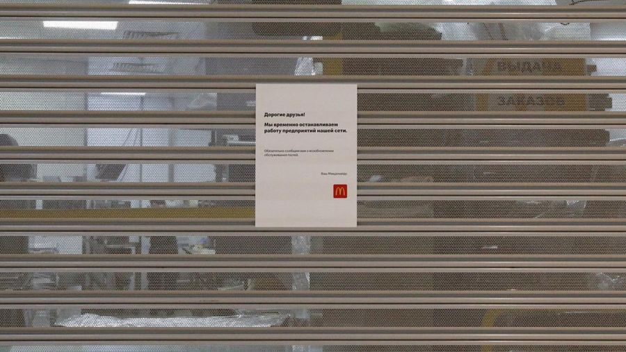 Logo restoran McDonald's yang ditutup di pusat perbelanjaan Aviapark di Moskow. (Photo by ---/picture alliance via Getty Images)