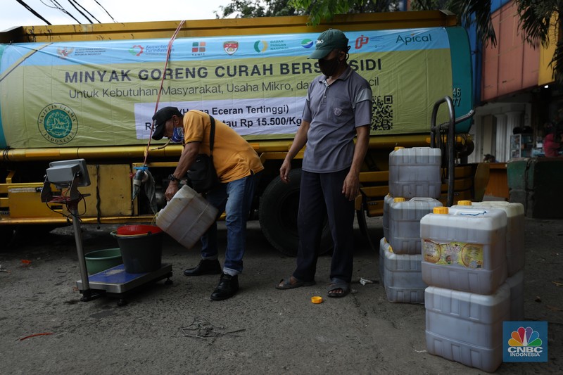 Oeprasi Pasar Minyak goreng curah bersubsidi Pekerja mengisi minyak goreng curah bersubsidi ke dalam jerigen di pasar Kebayoran Lama, Jakarta, Senin (23/5/2022). Operasi pasar tersebut menyediakan minyak goreng curah subsidi sebanyak 8000 liter dengan harga Rp 14.000 per liter atau Rp 15.500 per kilogram untuk mencukupi kebutuhaan masyarakat. (CNBC Indonesoa/ Tri Susilo)