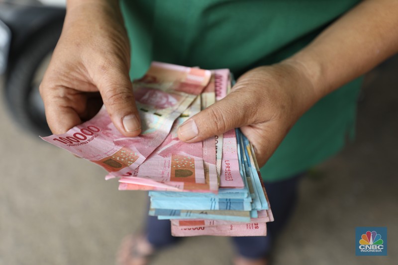 Oeprasi Pasar Minyak goreng curah bersubsidi Pekerja mengisi minyak goreng curah bersubsidi ke dalam jerigen di pasar Kebayoran Lama, Jakarta, Senin (23/5/2022). Operasi pasar tersebut menyediakan minyak goreng curah subsidi sebanyak 8000 liter dengan harga Rp 14.000 per liter atau Rp 15.500 per kilogram untuk mencukupi kebutuhaan masyarakat. (CNBC Indonesoa/ Tri Susilo)
