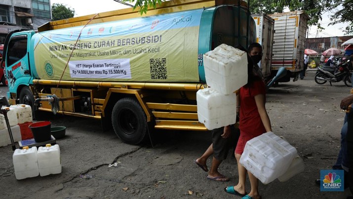 Oeprasi Pasar Minyak goreng curah bersubsidi Pekerja mengisi minyak goreng curah bersubsidi ke dalam jerigen di pasar Kebayoran Lama, Jakarta, Senin (23/5/2022). Operasi pasar tersebut menyediakan minyak goreng curah subsidi sebanyak 8000 liter dengan harga Rp 14.000 per liter atau Rp 15.500 per kilogram untuk mencukupi kebutuhaan masyarakat. (CNBC Indonesoa/ Tri Susilo)