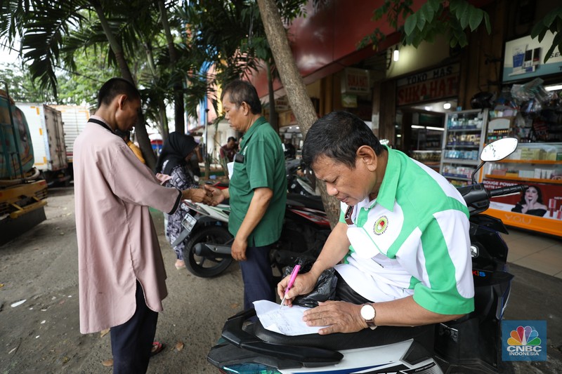 Oeprasi Pasar Minyak goreng curah bersubsidi Pekerja mengisi minyak goreng curah bersubsidi ke dalam jerigen di pasar Kebayoran Lama, Jakarta, Senin (23/5/2022). Operasi pasar tersebut menyediakan minyak goreng curah subsidi sebanyak 8000 liter dengan harga Rp 14.000 per liter atau Rp 15.500 per kilogram untuk mencukupi kebutuhaan masyarakat. (CNBC Indonesoa/ Tri Susilo)