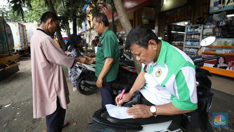 Pekerja mengisi minyak goreng curah bersubsidi ke dalam jerigen di pasar Kebayoran Lama, Jakarta, Senin (23/5/2022). Operasi pasar tersebut menyediakan minyak goreng curah subsidi sebanyak 8000 liter dengan harga Rp 14.000 per liter atau Rp 15.500 per kilogram untuk mencukupi kebutuhaan masyarakat. (CNBC Indonesoa/ Tri Susilo)