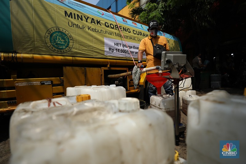 Oeprasi Pasar Minyak goreng curah bersubsidi Pekerja mengisi minyak goreng curah bersubsidi ke dalam jerigen di pasar Kebayoran Lama, Jakarta, Senin (23/5/2022). Operasi pasar tersebut menyediakan minyak goreng curah subsidi sebanyak 8000 liter dengan harga Rp 14.000 per liter atau Rp 15.500 per kilogram untuk mencukupi kebutuhaan masyarakat. (CNBC Indonesoa/ Tri Susilo)