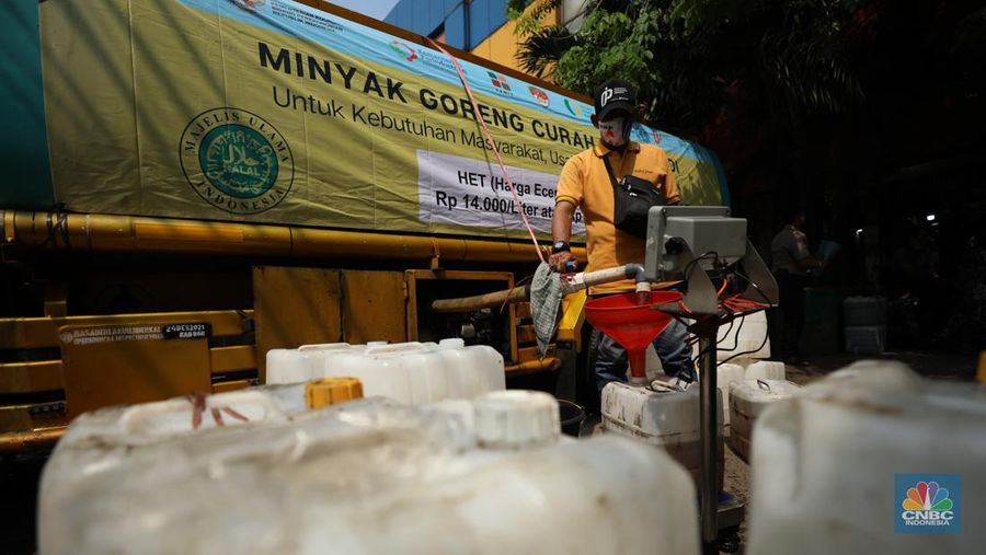 Pekerja mengisi minyak goreng curah bersubsidi ke dalam jerigen di pasar Kebayoran Lama, Jakarta, Senin (23/5/2022). Operasi pasar tersebut menyediakan minyak goreng curah subsidi sebanyak 8000 liter dengan harga Rp 14.000 per liter atau Rp 15.500 per kilogram untuk mencukupi kebutuhaan masyarakat. (վ Indonesoa/ Tri Susilo)