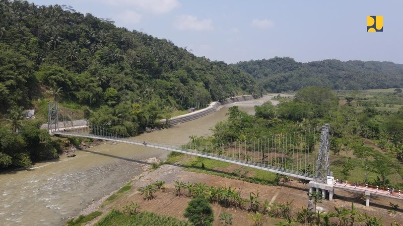 Pembangunan Jembatan Gantung di Jawa Tengah Pembangunan Jembatan Gantung di Jawa Tengah (Dok. Kementerian PUPR)