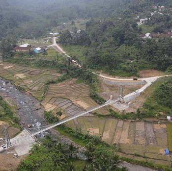 Belah Sungai dan Sawah, Ini Kerennya Jembatan Gantung di RI